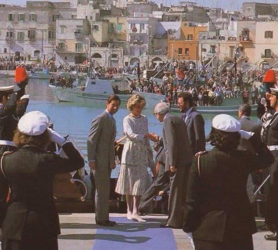 Carlo e Diana accolti sul porto di Trani il 2 maggio 1985