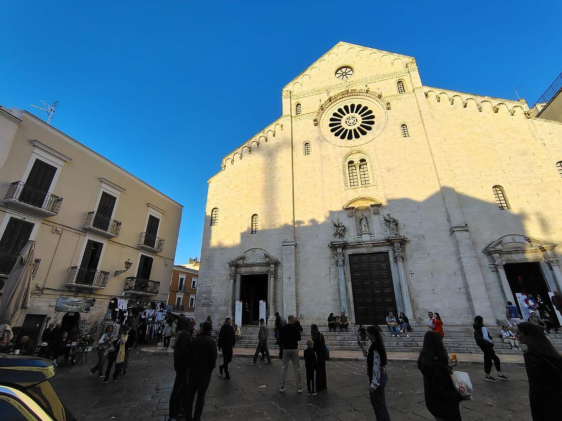 Uno scorcio di Bari Vecchia con la Cattedrale - archivio