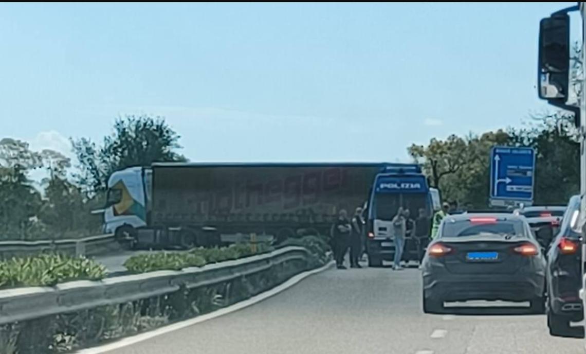 Tir sfonda le barriere sulla statale 106 - foto MontalbanoInforma
