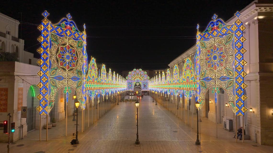 Le luminarie in piazza Del Ferrarese a Bari