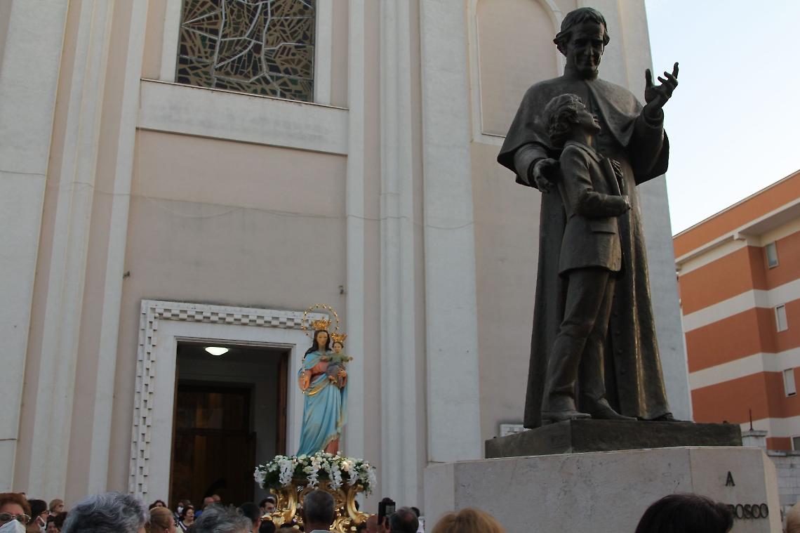 La Parrocchia San Giuseppe con la statua di San Giovanni Bosco a Molfetta