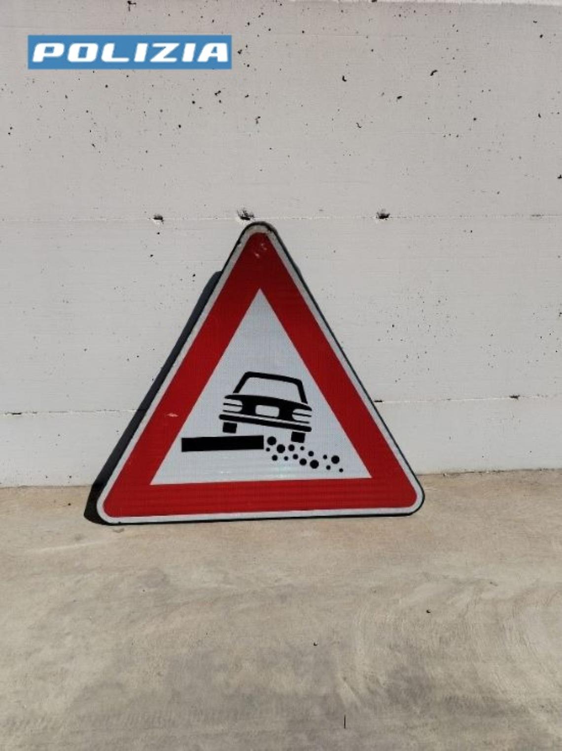 Uno dei segnali rubati e recuperati dalla Polizia di Andria