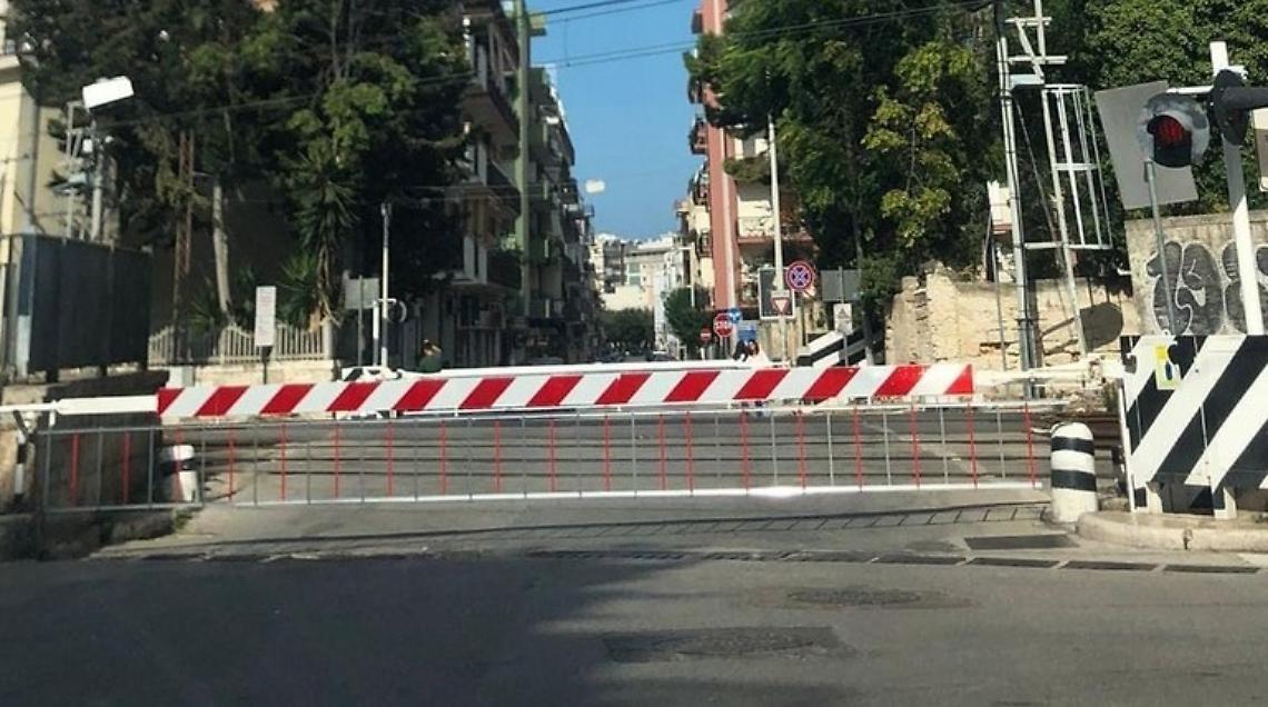 Il passaggio a livello di via De Robertis a Trani - Archivio