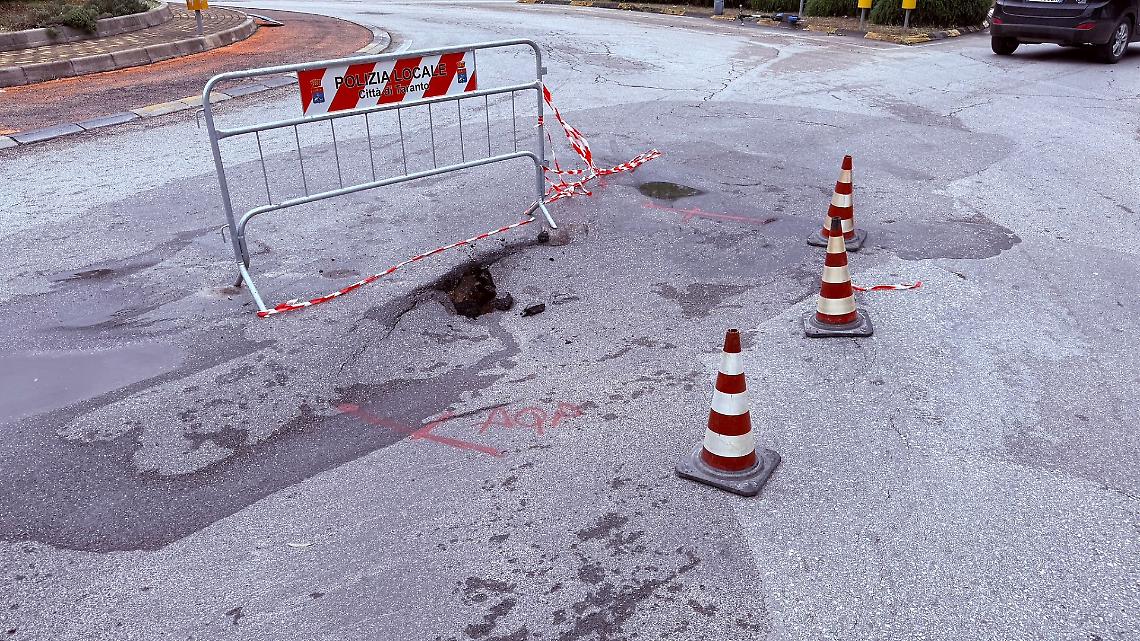 I lavori che stanno mandando in tilt il traffico - Foto Francesco Manfuso