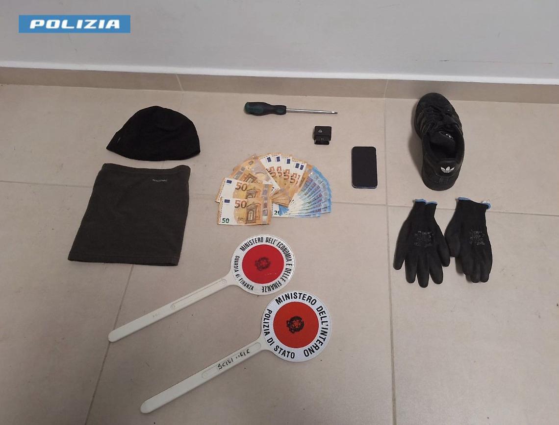 Gli arnesi sequestrati dalla Polizia di Stato