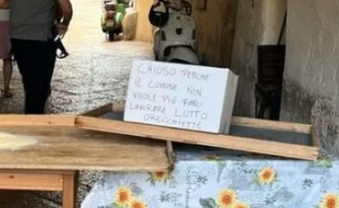 Orecchiette in lutto nei vicoli di Bari Vecchia: le pastaie fermano gli impasti contro multe e divieti
