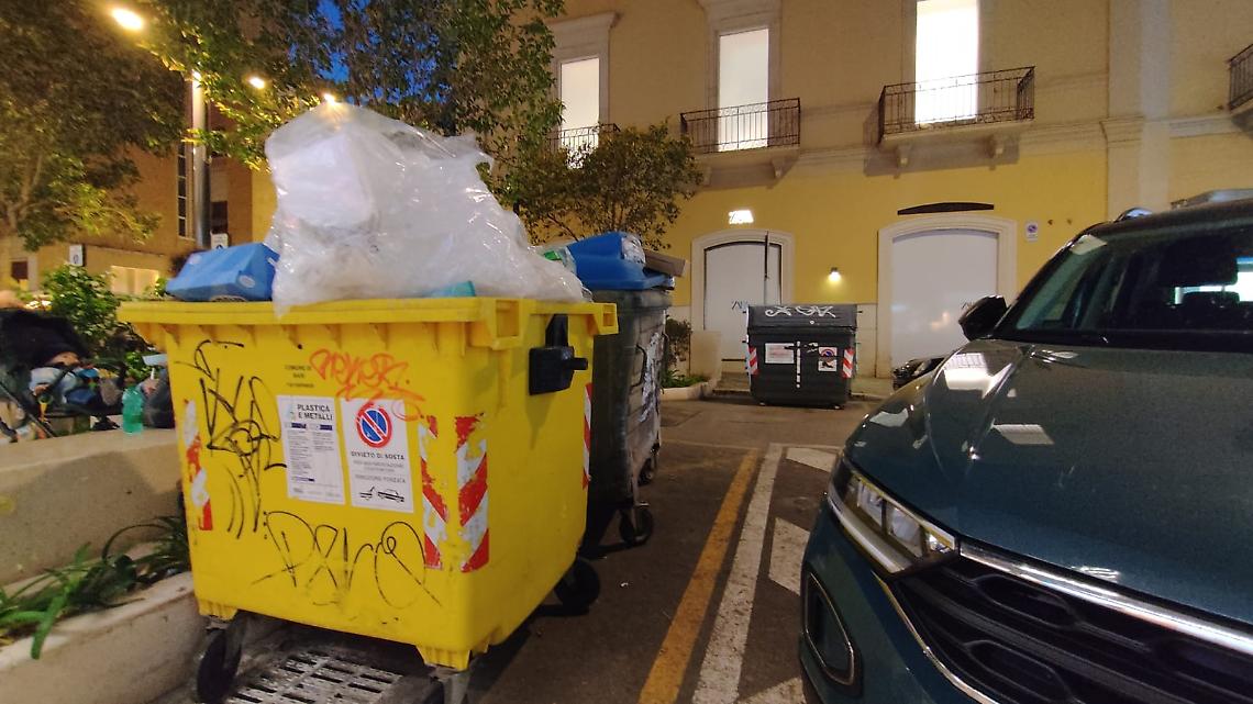 Cassonetti dei rifiuti a Bari