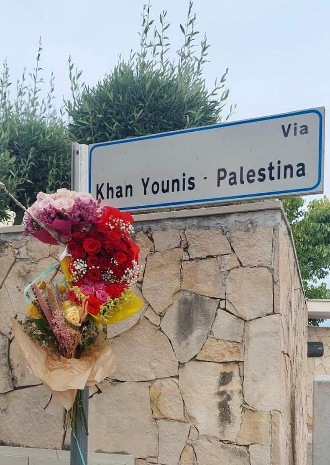Fiori sulla targa nella strada dedicata al gemellaggio con la città palestinese