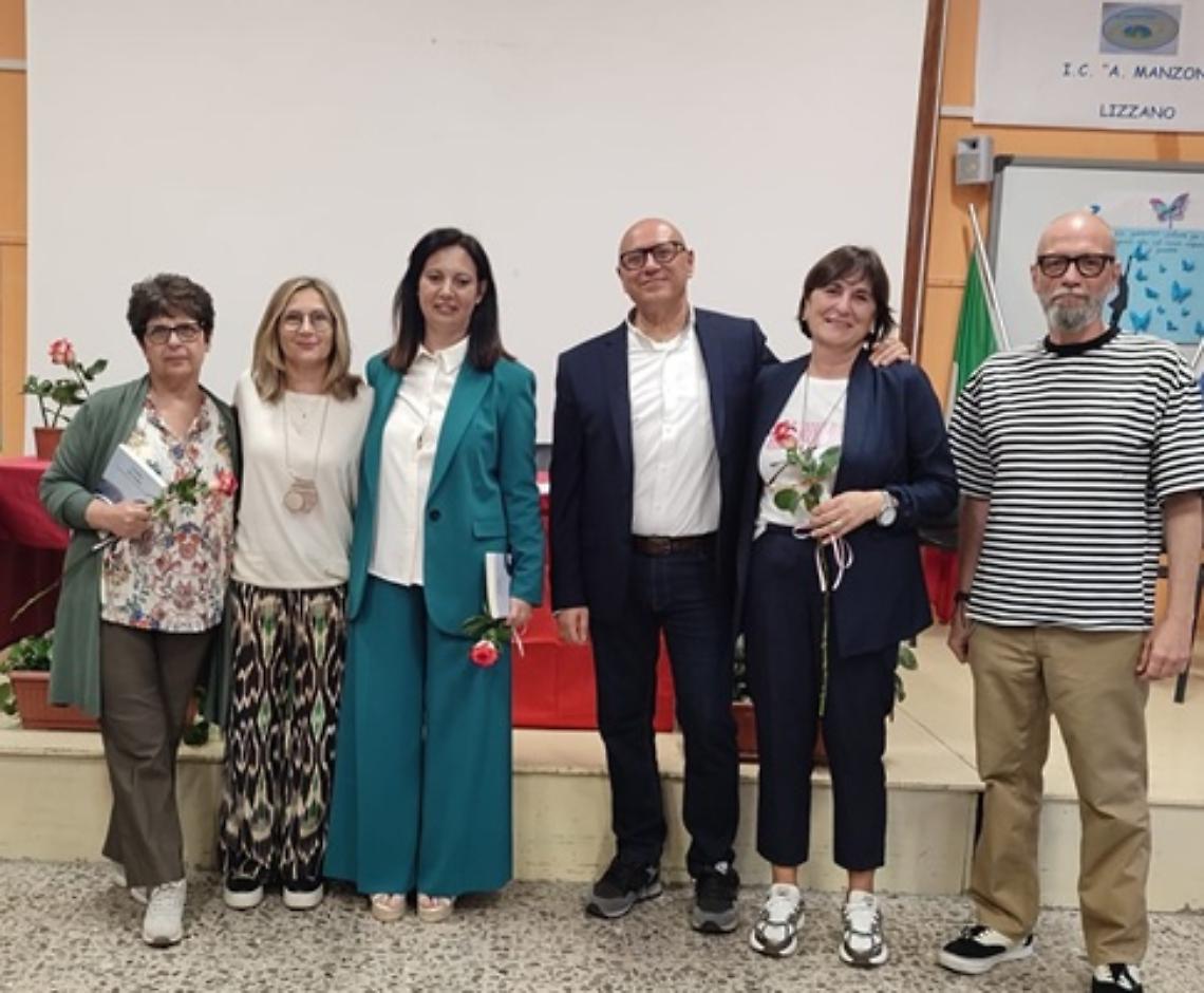 Cosimo Rodia (al centro) durante la serata di presentazione della sua antologia poetica