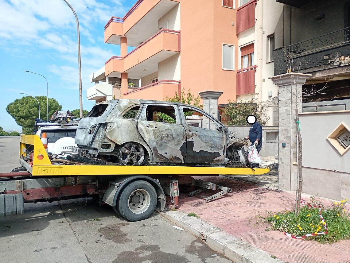 L'auto dell'assessore di Grottaglie completamente divorata dalle fiamme