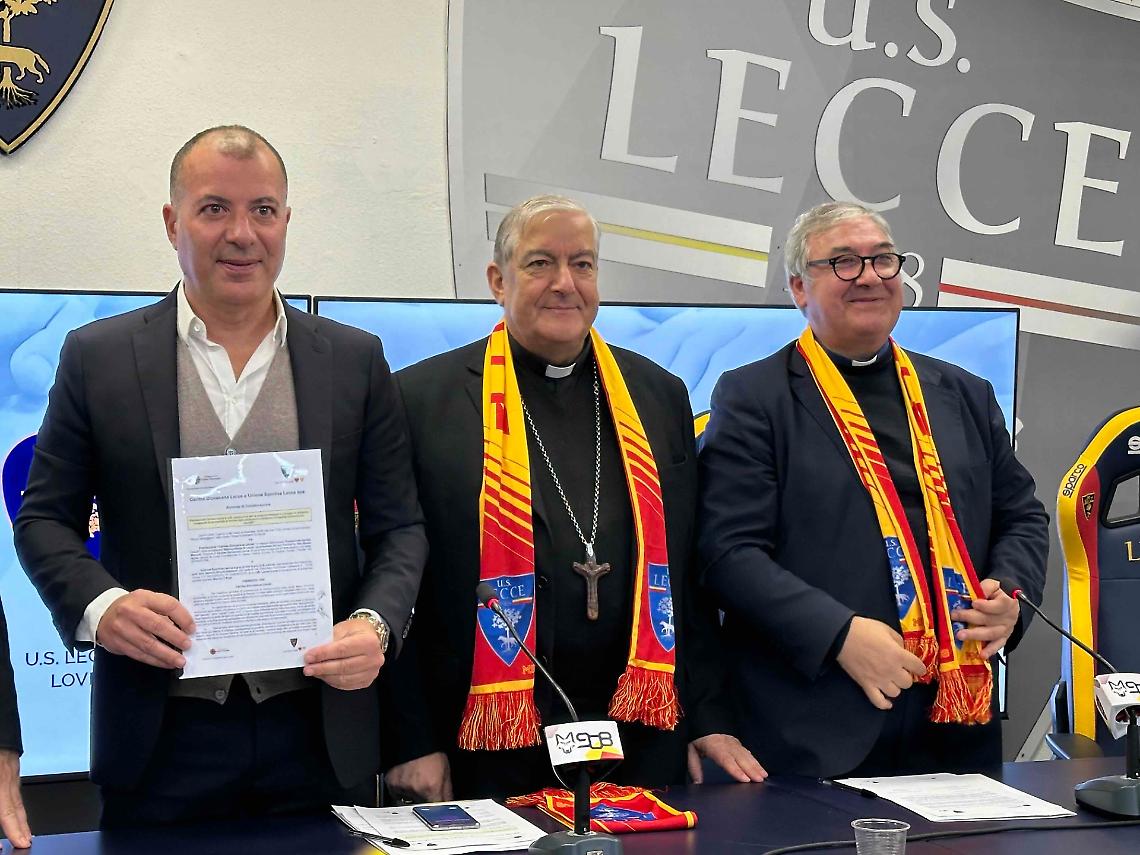 Al centro mons. Domenico Seccia