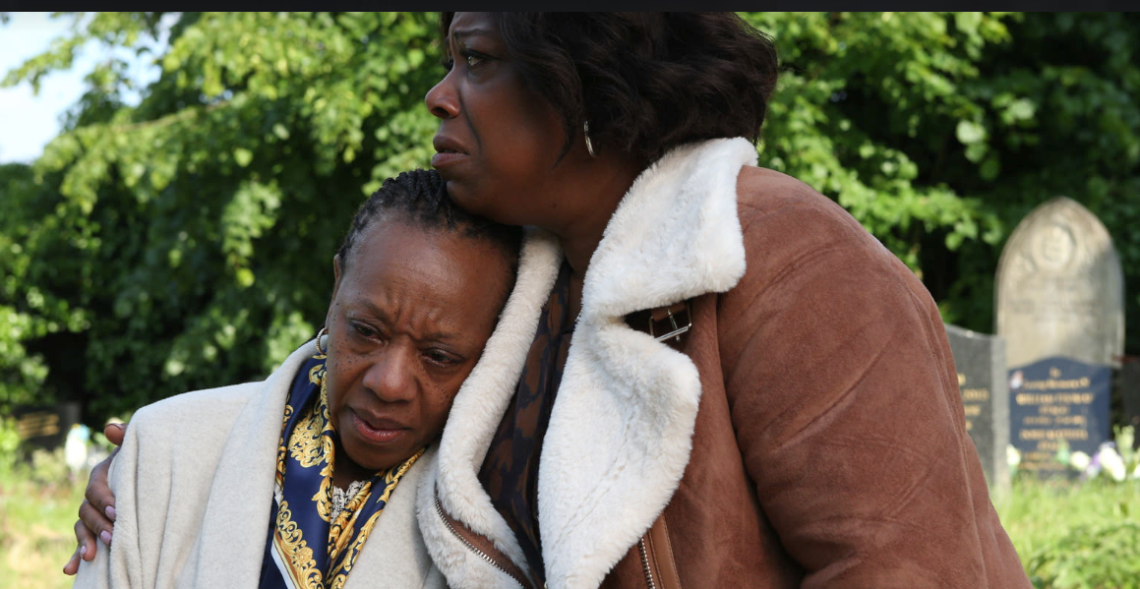 Marianne Jean-Baptiste e Michelle Austin in una scena di "Scomode verità"