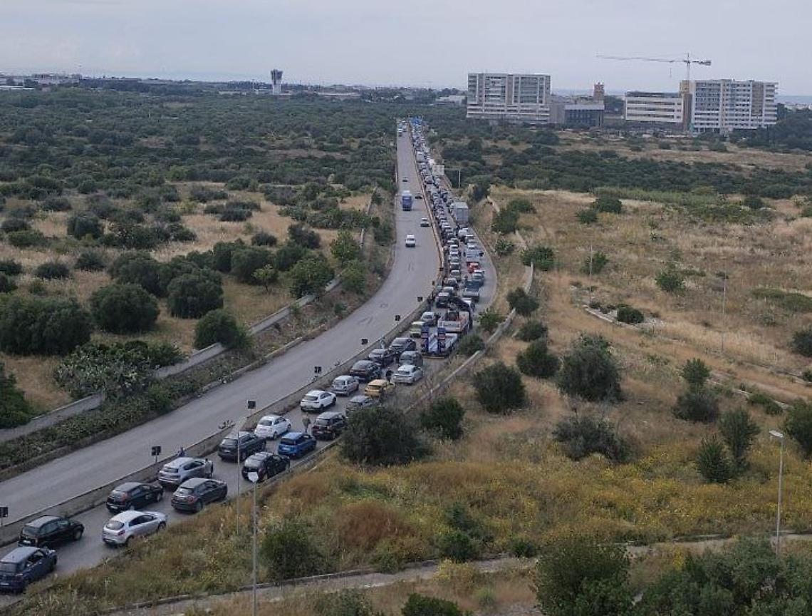 Le code dopo l'incidente sulla strada per il San Paolo di Bari