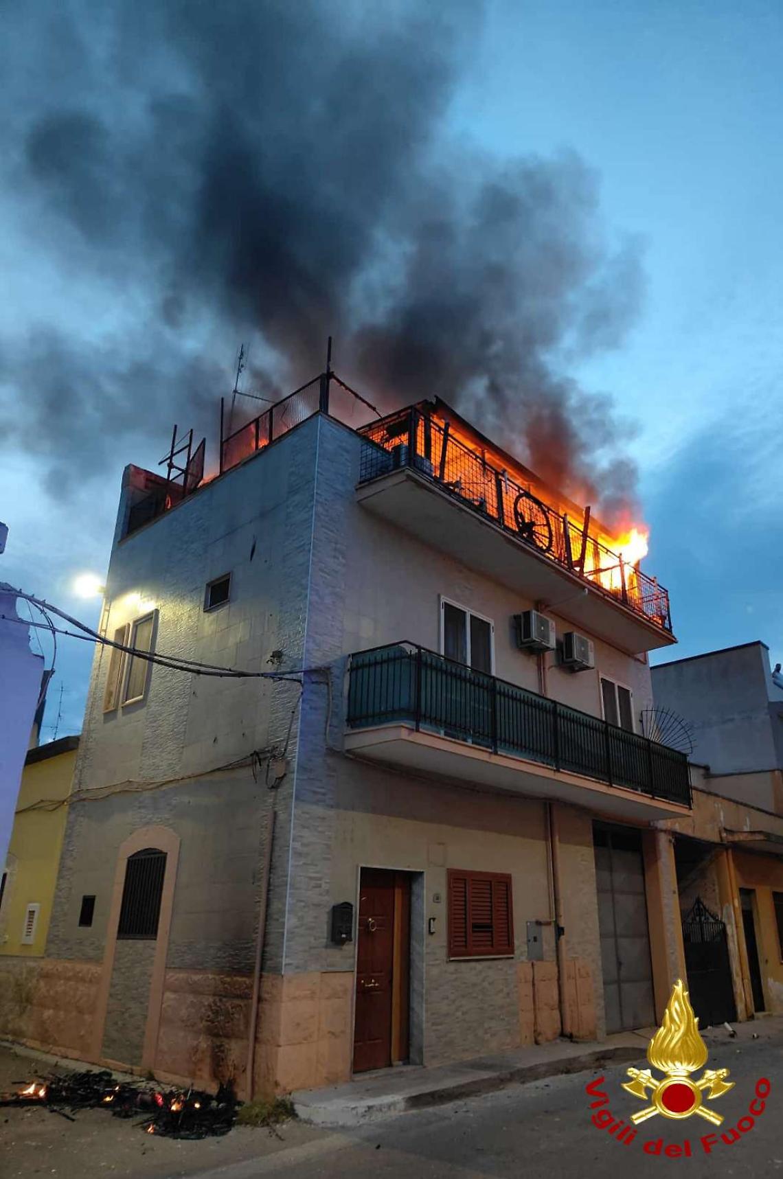 La palazzina in fiamme a Cassano - foto dei Vigili del fuoco
