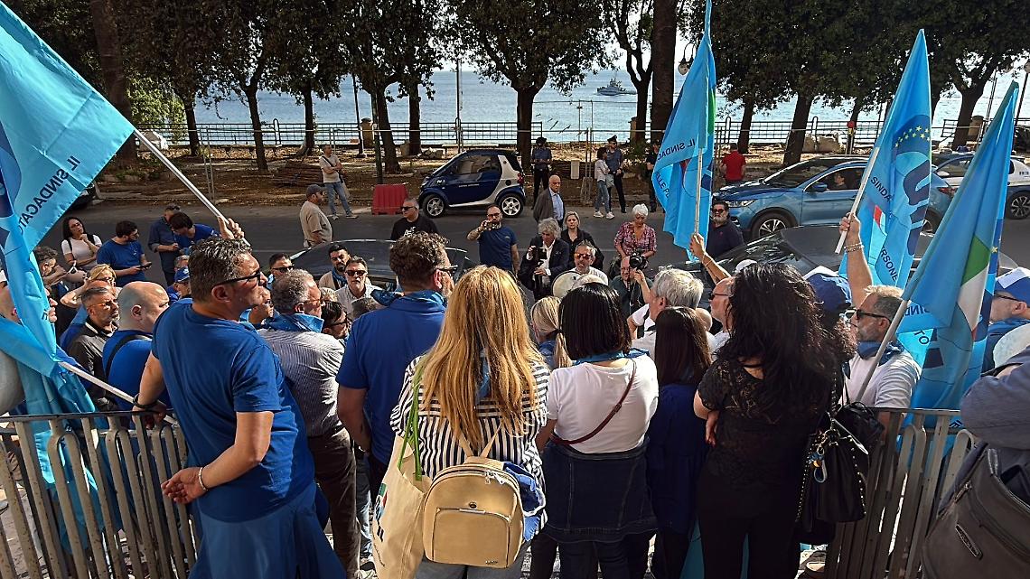 Il sit in davanti alla sede di Poste Taranto CentroCentro