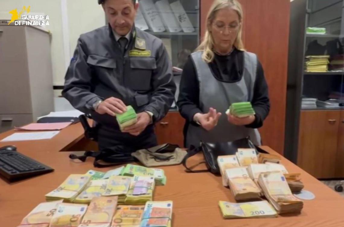 I soldi sequestrati dalla Guardia di Finanza a Bari