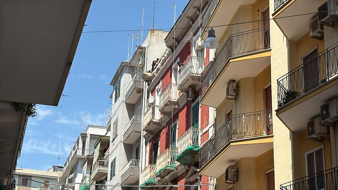 Lo stabile sgomberato in via Giovine 