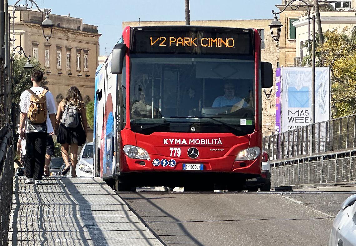 Un mezzo di Kyma Mobilità sul Ponte Girevole