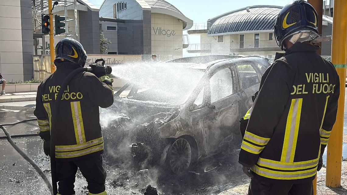 Le operazioni dei vigili del fuoco in viale Virgilio a Taranto - Foto di Francesco Manfuso