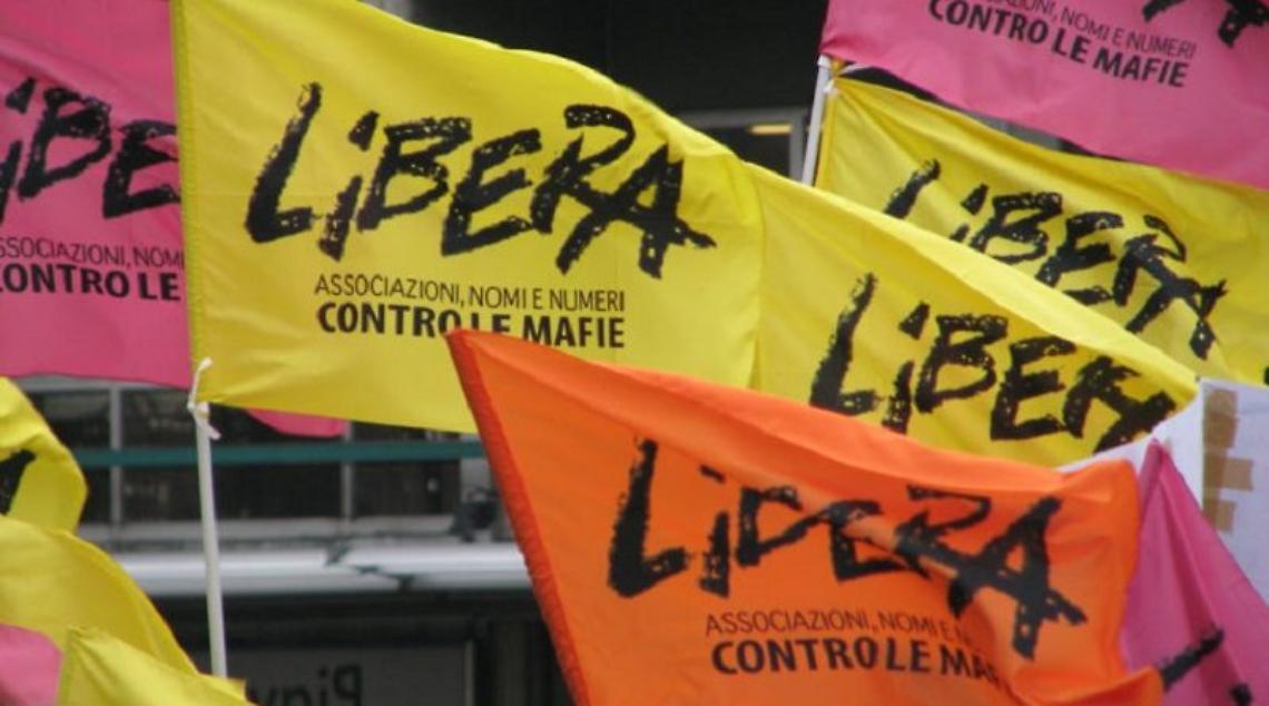 Le bandiere dell'associazione Libera, contro tutte le mafie