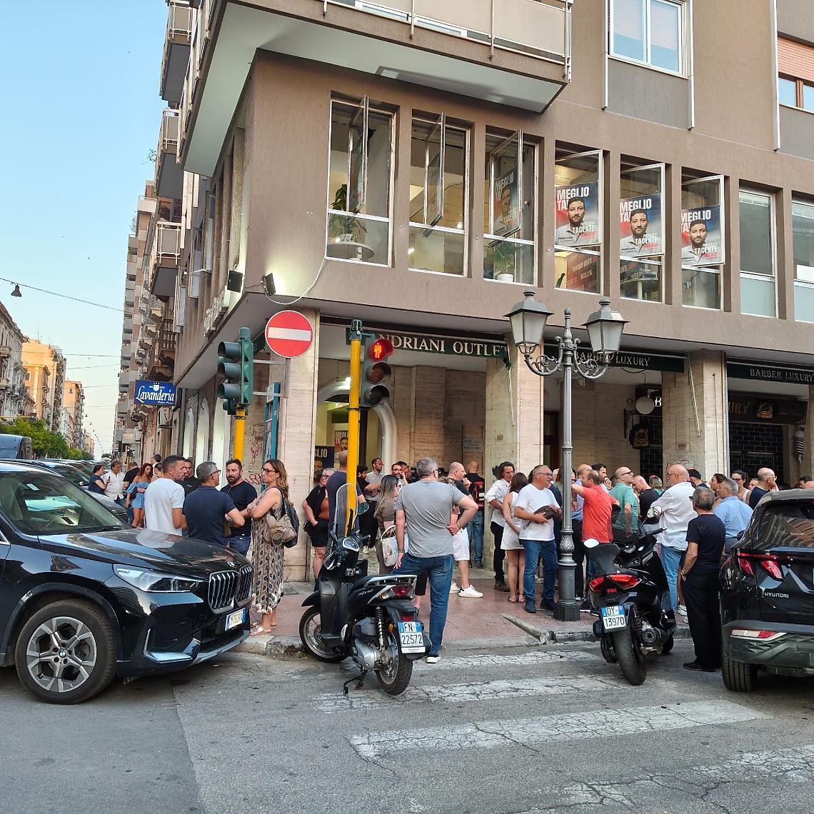 Gli elettori di Tacente sotto la sede del comitato elettorale