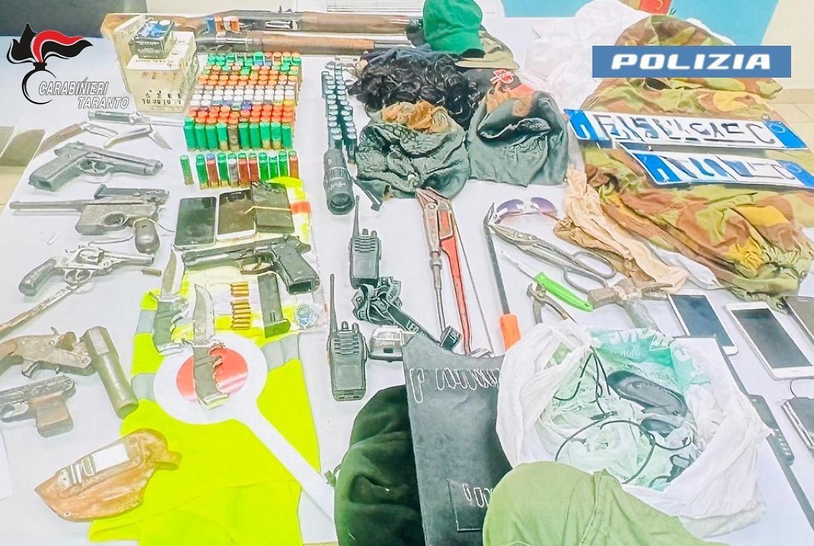 Le armi sequestrate da Polizia e Carabinieri di Taranto