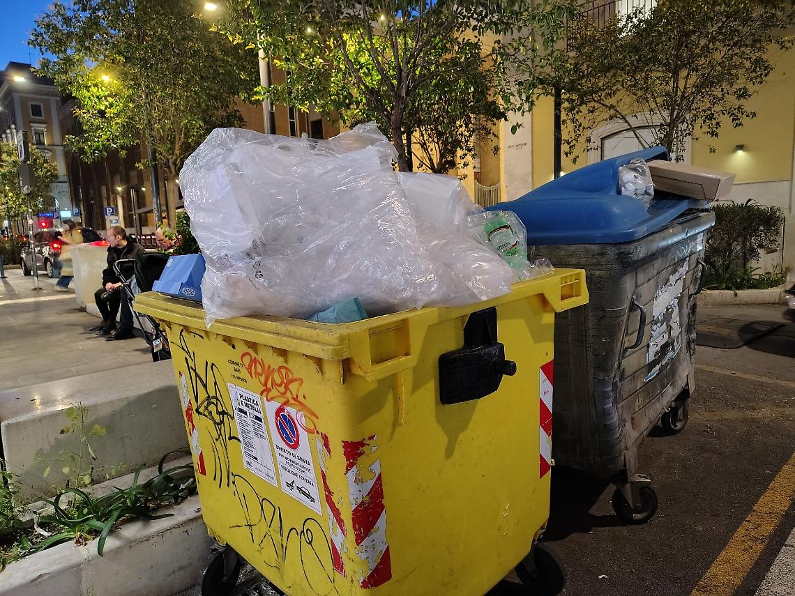 Cassonetti dei rifiuti a Bari