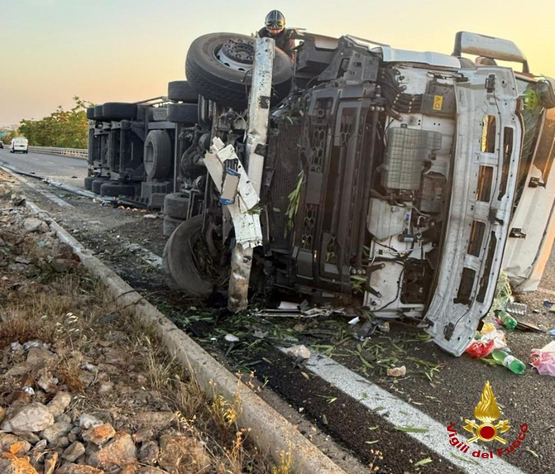 L'incidente di questa mattina sulla Statale 16 a Polignano - foto dei Vigili del Fuoco