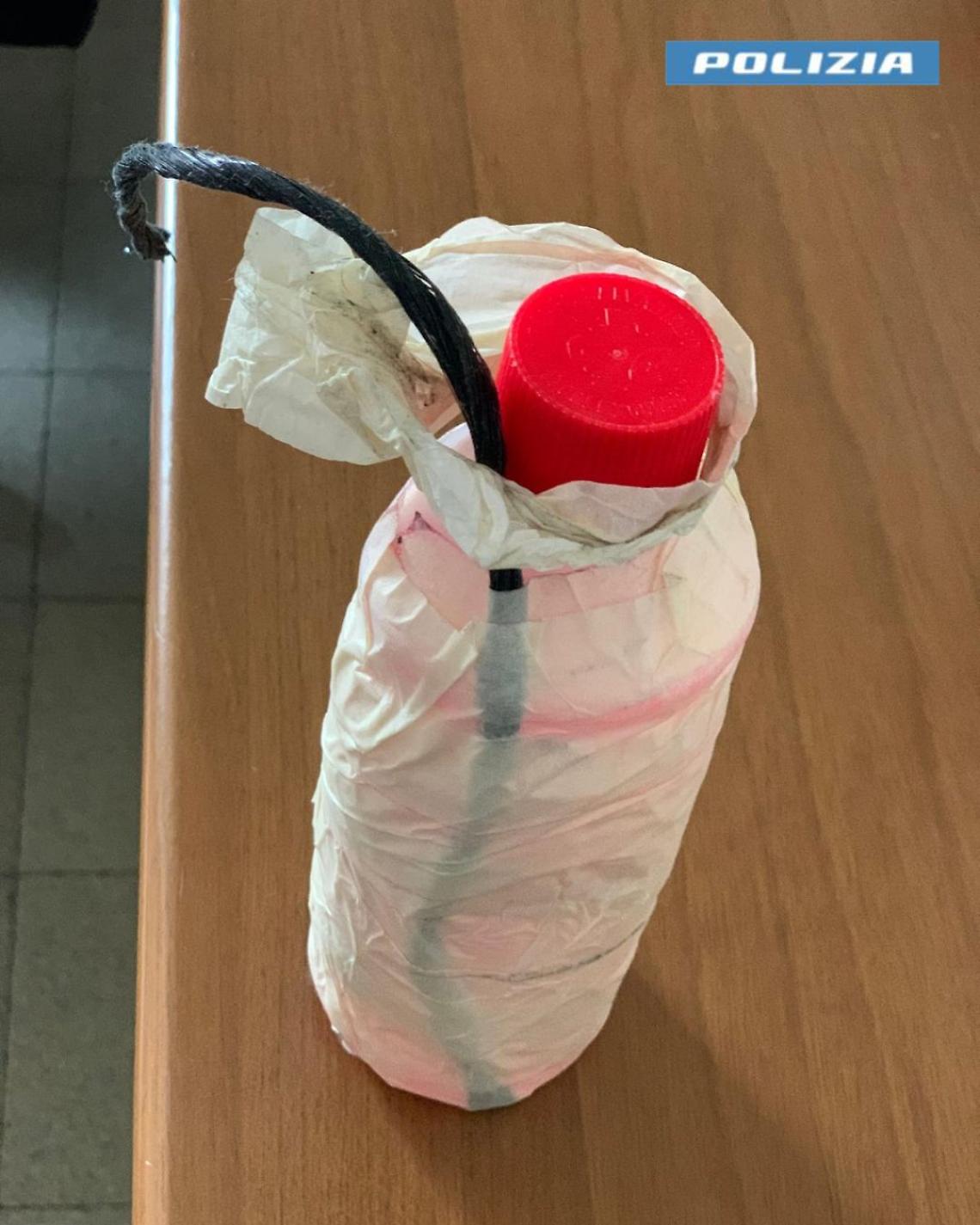 La bottiglia incendiaria sequestrata dalla Polizia di Canosa di Puglia