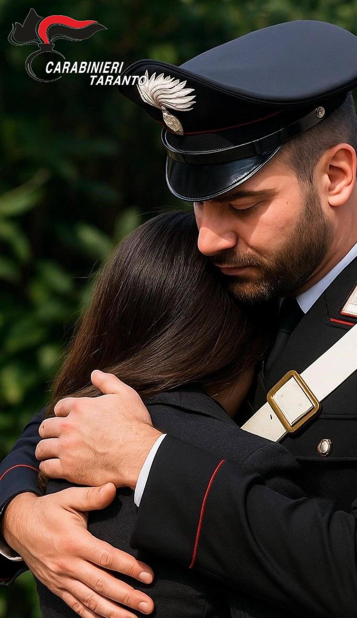 Un carabiniere consola la vittima di stalking - archivio
