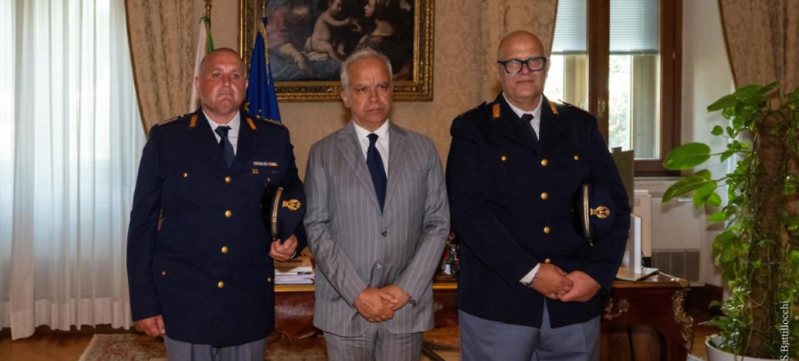 Il Ministro Piantedosi con i due poliziotti che hanno fermato i presunti killer del brigadiere Legrottaglie