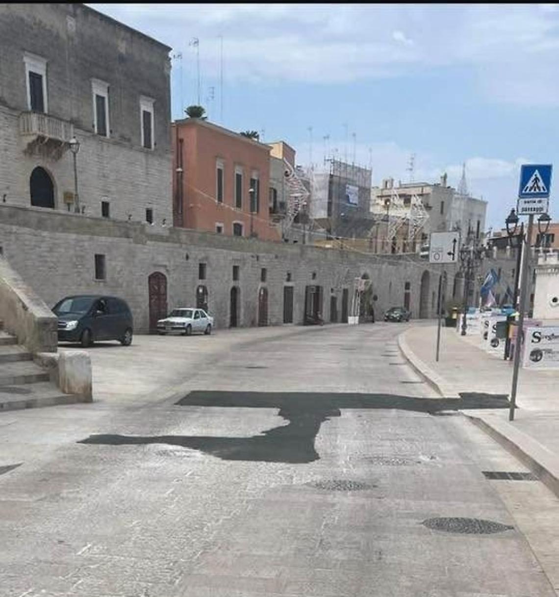 Il waterfront a  Bisceglie, asfalto sul basolato