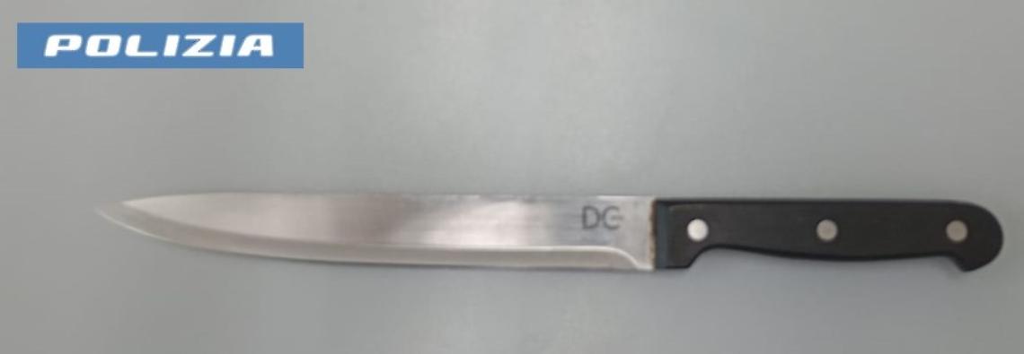 Il coltello sequestrato dalla Polizia di Stato