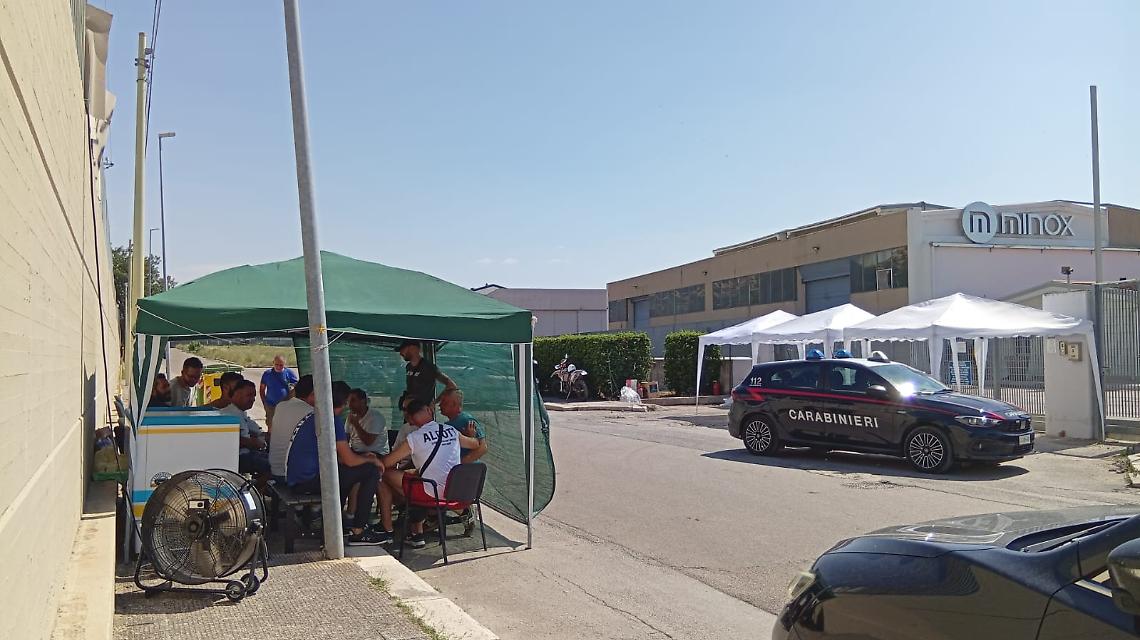 Crisi Minox, operai in presidio davanti ai cancelli: "Aspettiamo risposte, non ci arrendiamo"