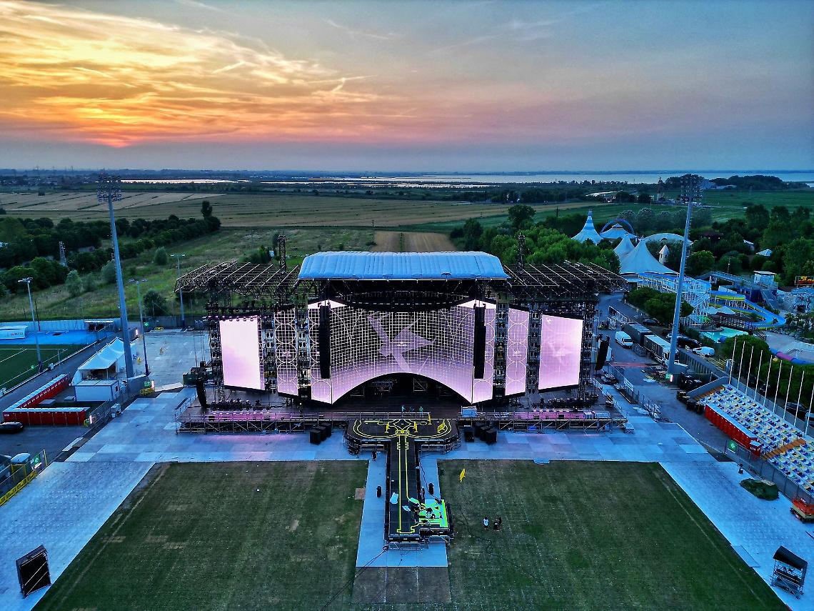 Il palco sul quale si esibisce Ultimo durante il suo tour estivo 2025