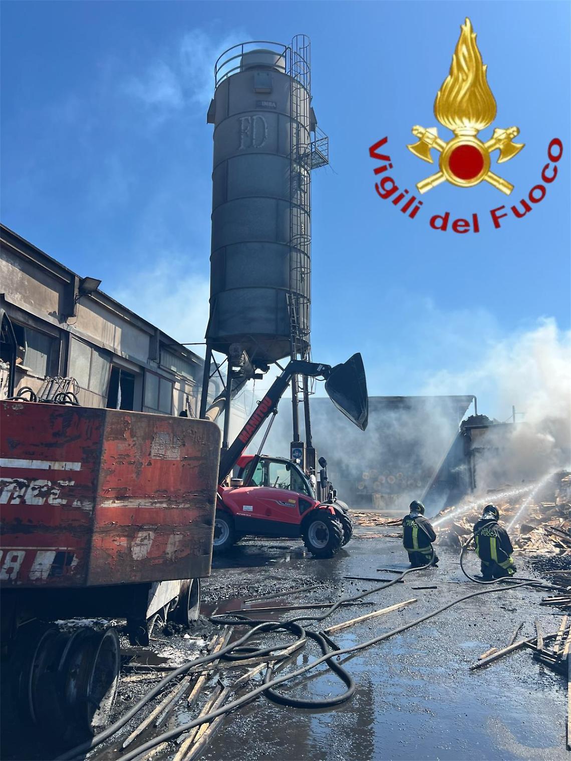 Incendio in una falegnameria a Bisceglie - foto Vigili del Fuoco