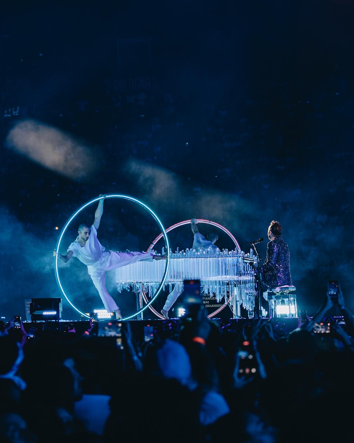 Cesare Cremonini durante il live a Bologna (foto di Erika Serio) 