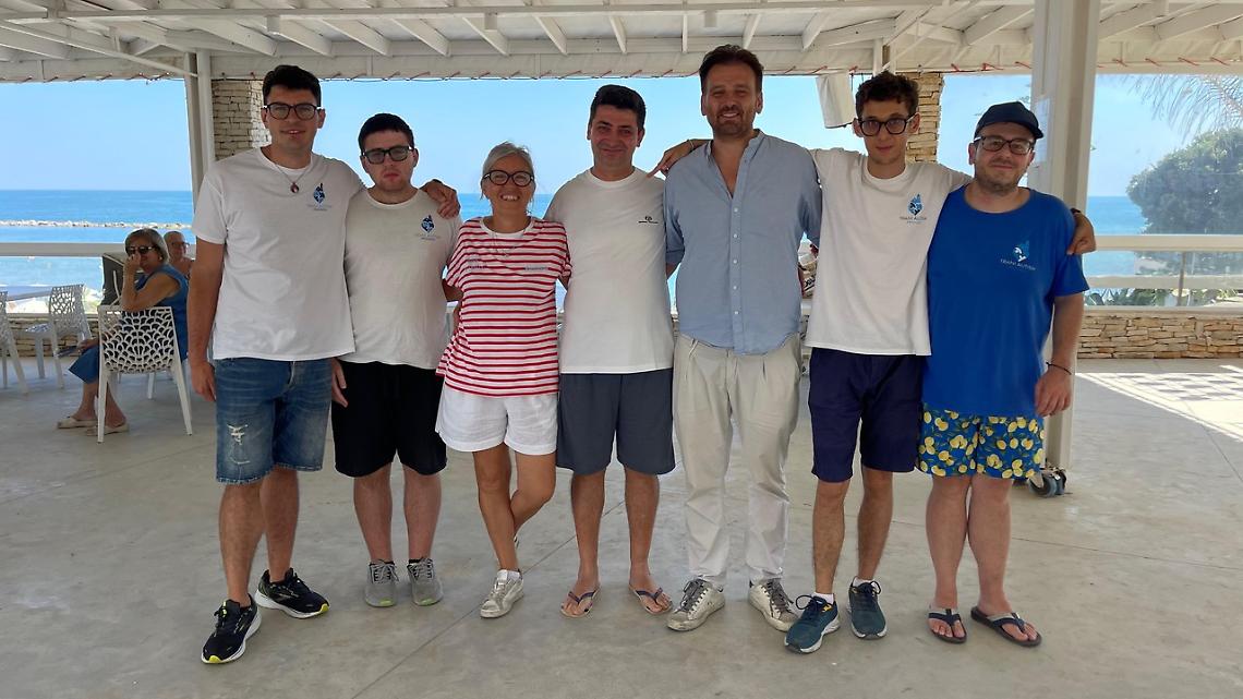 Cinque ragazzi del Trani Autism friendly firmano un regolare contratto di lavoro in un lido