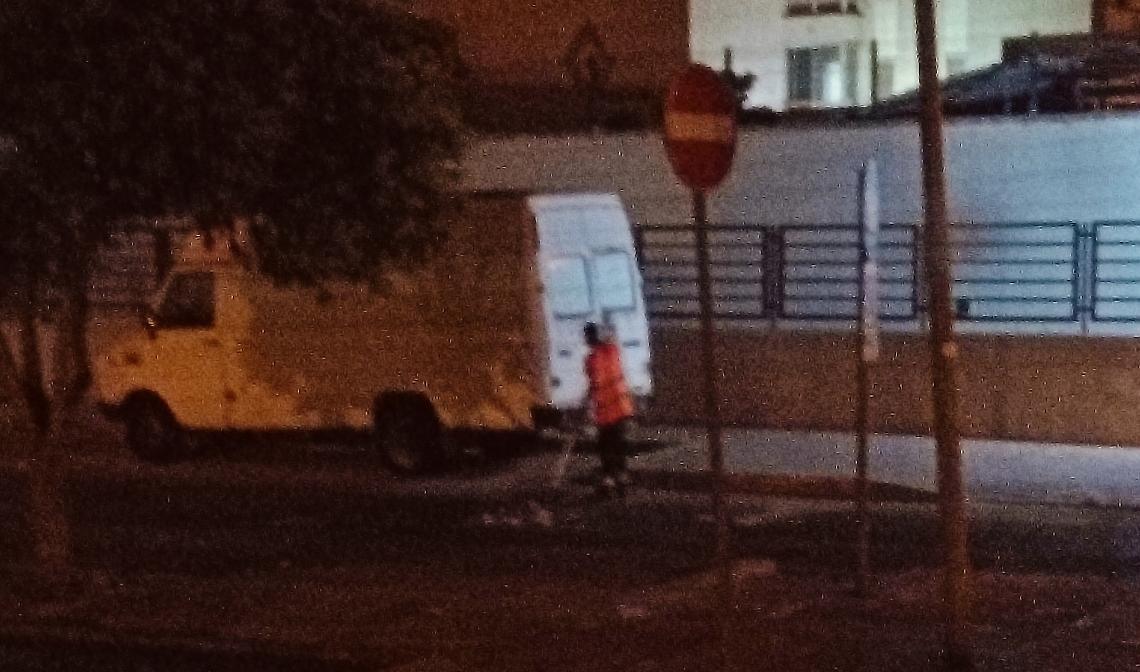 Il camion parcheggiato sul marciapiede in via Pio XII a Taranto