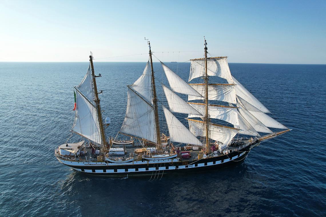 La nave Palinuro della Marina Militare