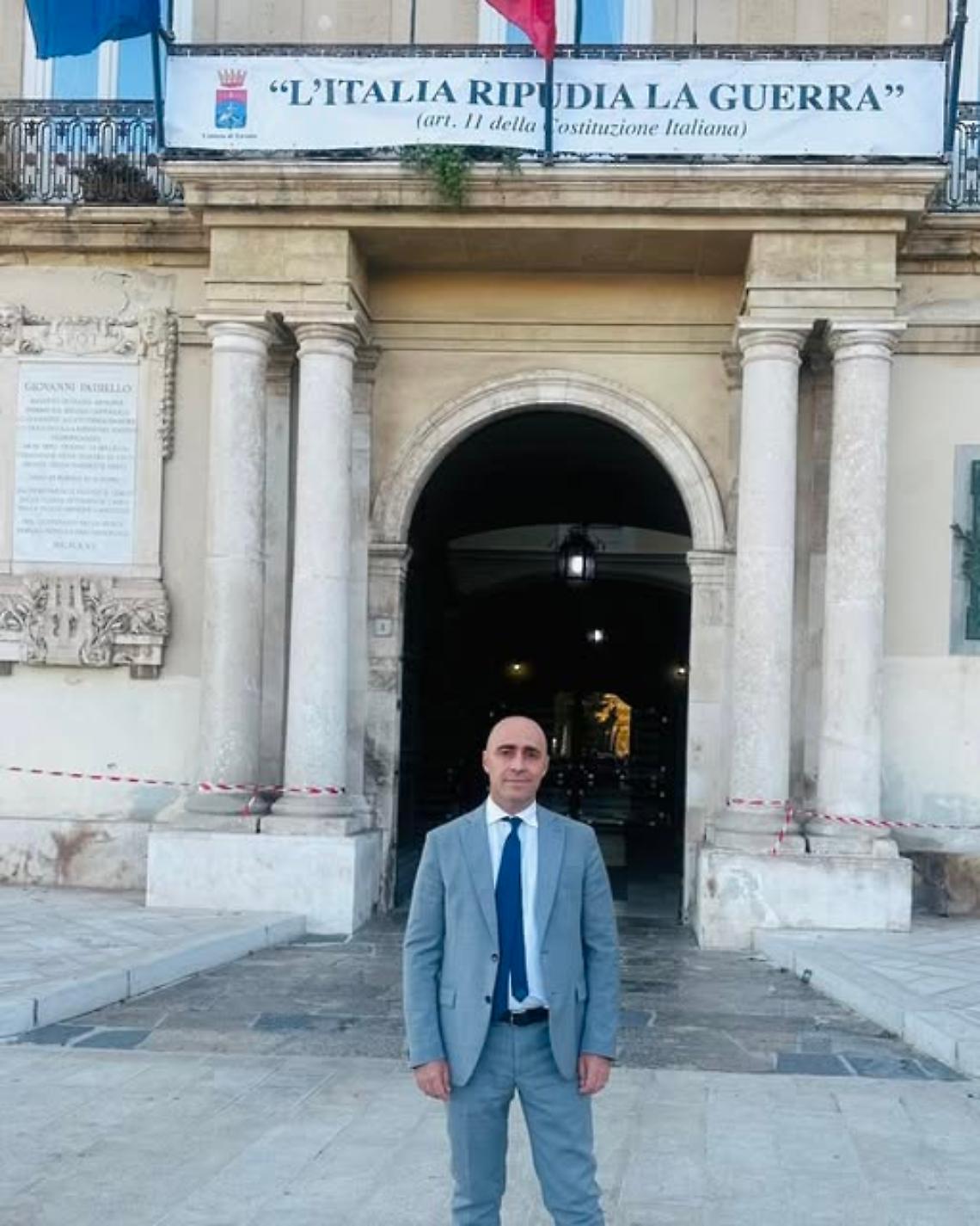 Piero Bitetti fa esporre l'Art. 11 della Costituzione sulla facciata del Palazzo di Città