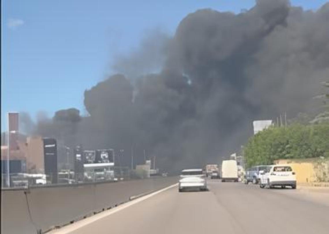 Il fumo del doppio incendio di Modugno