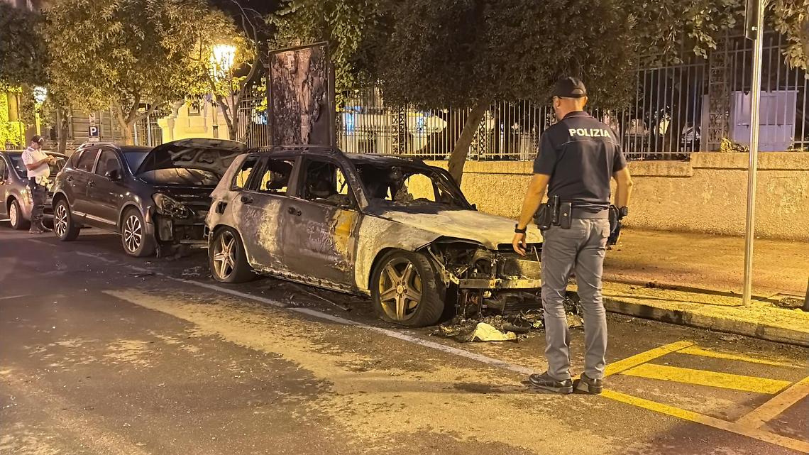 Le auto incendiate questa notte a Taranto - foto di Francesco Manfuso
