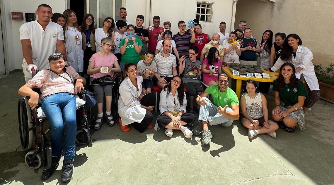 L’Associazione TorniAmo APS porta la magia della ceramica nel Centro Diurno “Fiordaliso” di Manduria