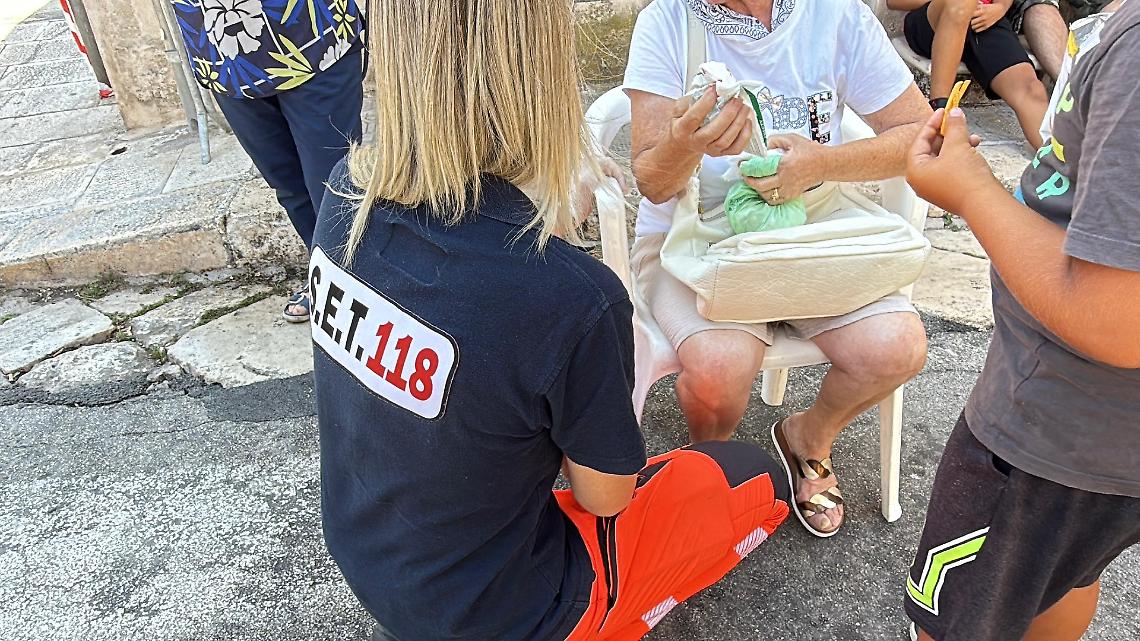 L'anziana soccorsa dal 118 - foto di Francesco Manfuso