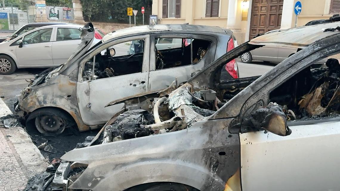 Le auto bruciate questa notte in via De Cesare - foto di Francesco Manfuso