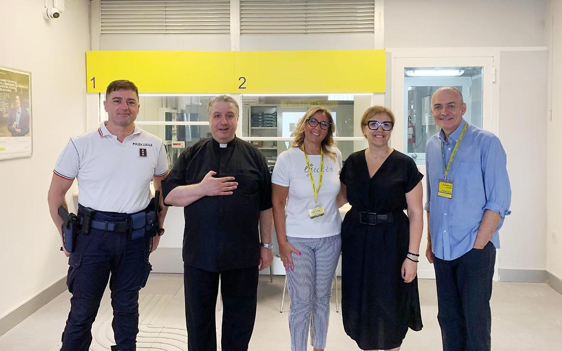 Nella foto al centro il parroco don Cosimo Rodia e  la Direttrice dell'ufficio postale affiancata dalla sindaca Maristella Carabotto