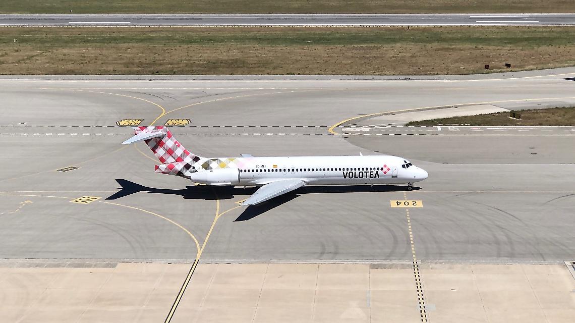 Un aereo della compagnia Volotea a Bari