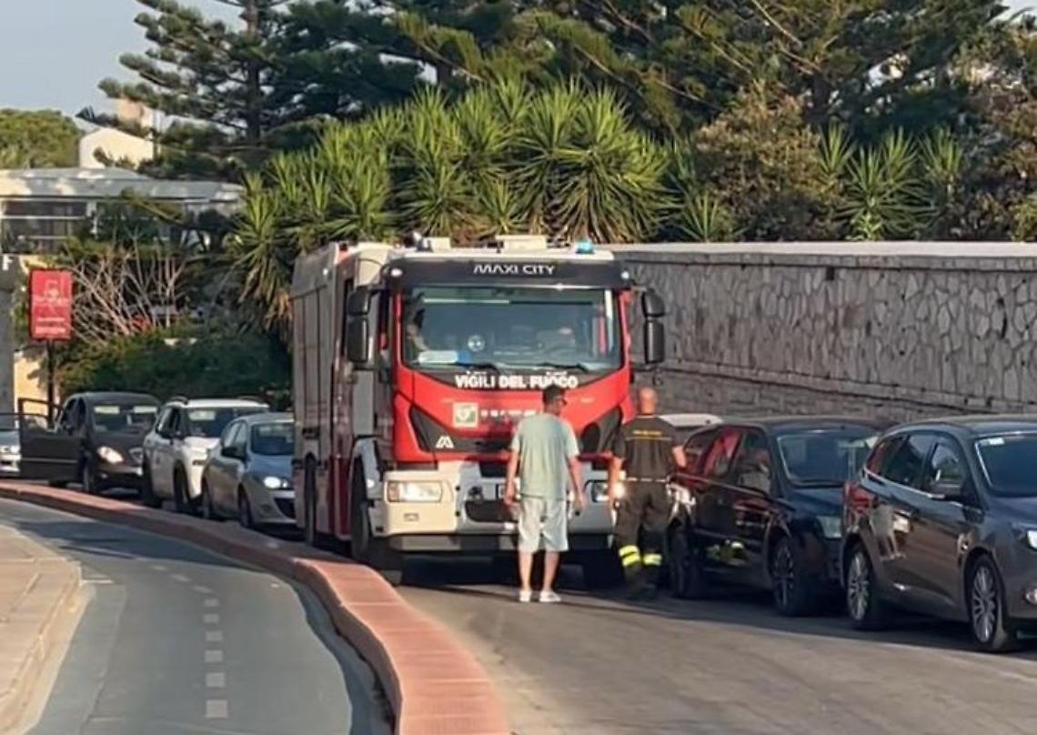 I Vigili del fuoco bloccati dalle auto parcheggiate a Bisceglie