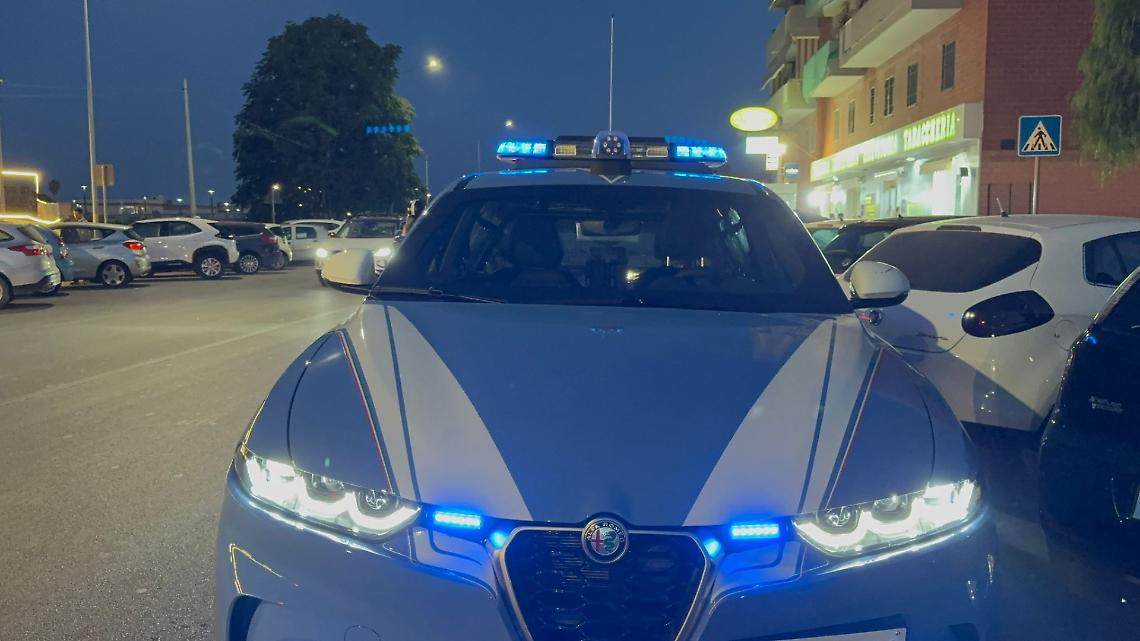 La volante giunta sul posto - foto di Francesco Manfuso